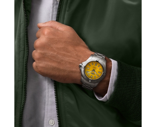 Montre Breitling Avenger Seawolf automatique cadran jaune bracelet en acier inoxydable couleur métal 45 mm
