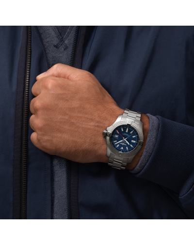 Montre Breitling Avenger automatique cadran bleu bracelet en acier inoxydable couleur métal 45 mm