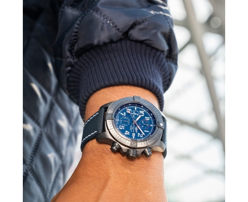 Montre Breitling Super Avenger automatique cadran bleu bracelet en cuir de veau bleu 48 mm