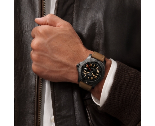 Montre Breitling Avenger automatique cadran noir bracelet en cuir de veau sable 45 mm