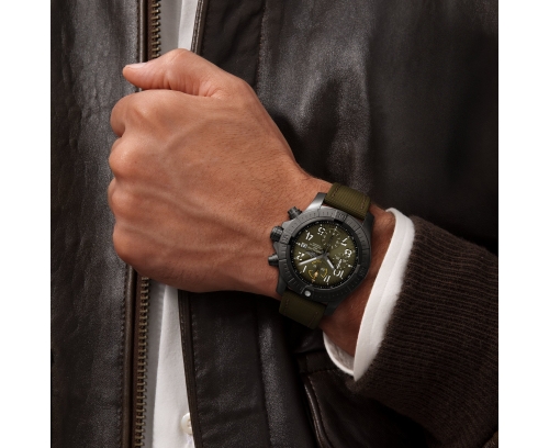 Montre Breitling Avenger automatique cadran kaki bracelet en cuir de veau vert kaki 45 mm