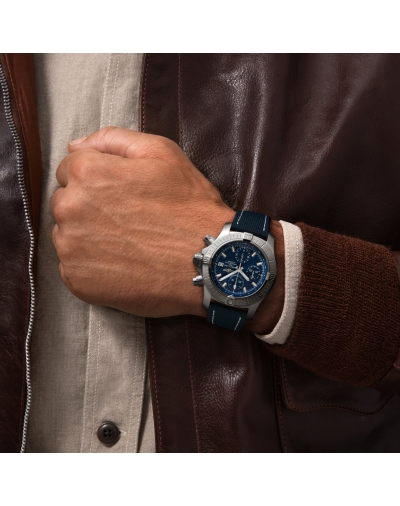 Montre Breitling Avenger Chronograph automatique cadran bleu bracelet en cuir de veau bleu 43 mm