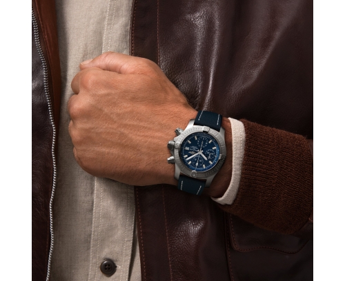Montre Breitling Avenger Chronograph automatique cadran bleu bracelet en cuir de veau bleu 43 mm