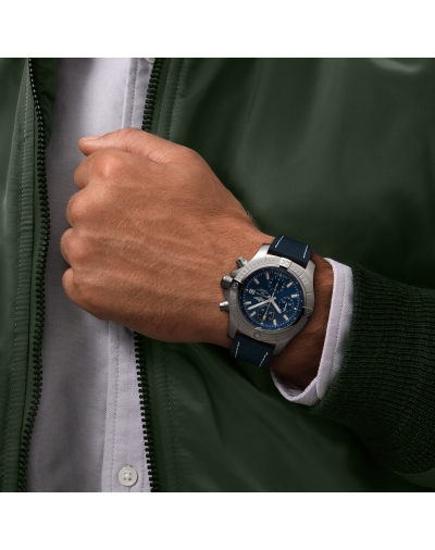 Montre Breitling Avenger automatique cadran bleu bracelet en cuir de veau bleu 45 mm