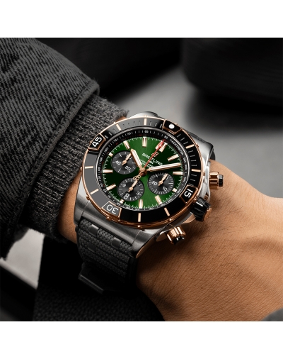 Montre Breitling Super Chronomat B01 automatique cadran vert bracelet caoutchouc noir 44 mm