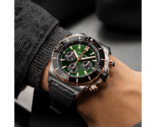 Montre Breitling Super Chronomat B01 automatique cadran vert bracelet caoutchouc noir 44 mm