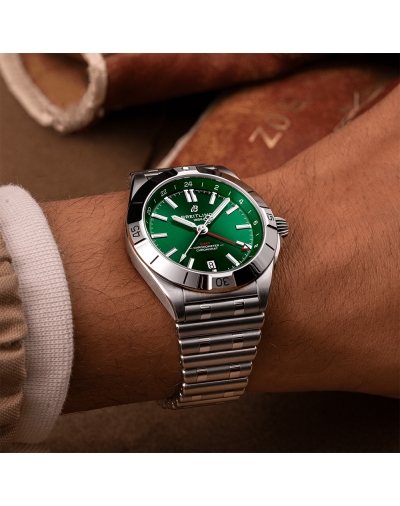 Montre Breitling Chronomat GMT automatique cadran vert bracelet acier 40 mm