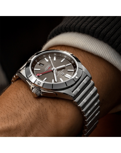 Montre Breitling Chronomat GMT automatique cadran gris bracelet acier 40 mm