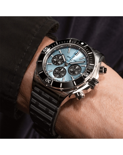 Montre Breitling Super Chronomat B01 automatique cadran bleu bracelet caoutchouc noir 44 mm