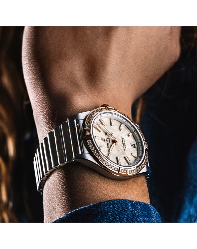 Montre Breitling Chronomat automatique cadran nacre blanche index diamants bracelet acier et or rouge 18 carats 36 mm