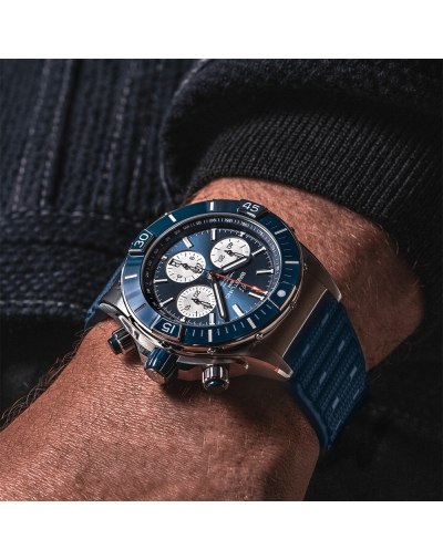 Montre Breitling Super Chronomat B01 automatique cadran bleu bracelet caoutchouc bleu 44 mm