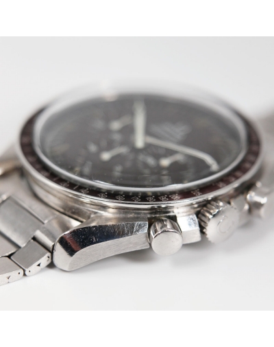 Montre Omega Speedmaster Moonwatch chocolat mécanique cadran noir bracelet acier 42 mm