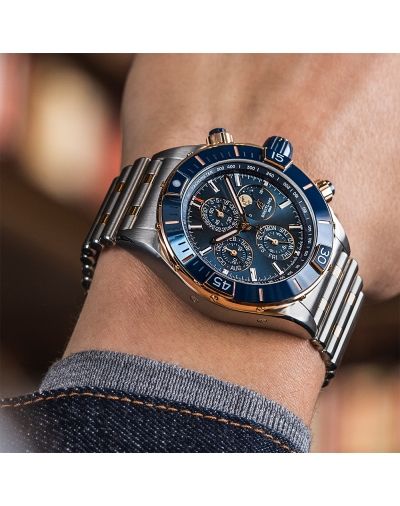 Montre Breitling Super Chronomat Four-Year Calendar automatique cadran bleu bracelet acier et or rouge 18 carats 44 mm