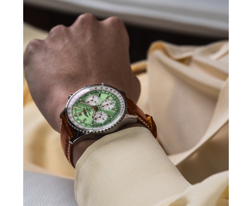 Montre Breitling Navitimer B01 Chronograph automatique cadran vert menthe bracelet en cuir d’alligator brun doré 41 mm