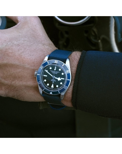 Montre Tudor Black Bay automatique cadran noir bracelet en tissu bleu 41 mm
