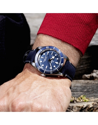Montre Tudor Black Bay Fifty-Eight automatique cadran bleu bracelet soft touch bleu 39 mm