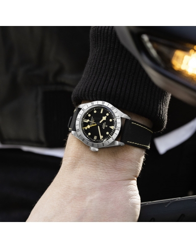 Montre Tudor Black Bay Pro automatique cadran noir bracelet hybride caoutchouc et cuir 39 mm