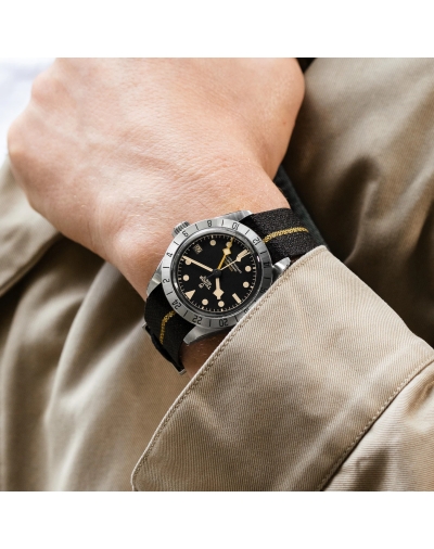 Montre Tudor Black Bay Pro automatique cadran noir bracelet en tissu noir 39 mm