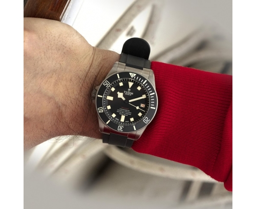 Montre Tudor Pelagos LHD automatique cadran noir bracelet en titane 42 mm