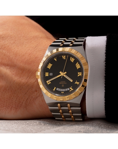 Montre Tudor Royal automatique cadran noir bracelet en or jaune 18 carats 41 mm