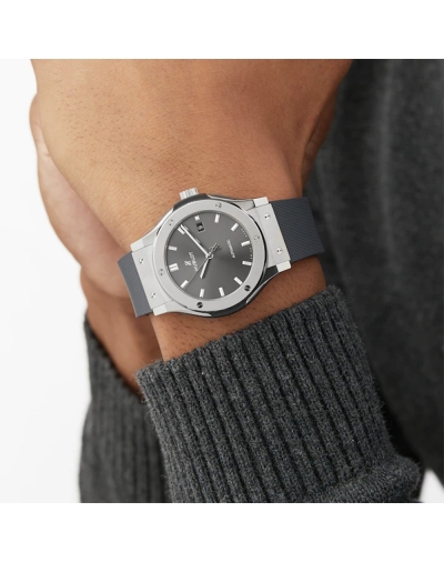 Montre Hublot Classic Fusion automatique cadran gris bracelet caoutchouc gris ligné 42 mm