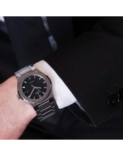 Montre Hublot Classic Fusion automatique cadran noir bracelet en titane satiné et poli 42 mm