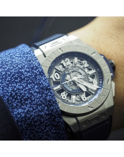 Montre Hublot Big Bang Unico Titanium Blue automatique cadran squeletté bleu mat bracelet caoutchouc bleu 44 mm