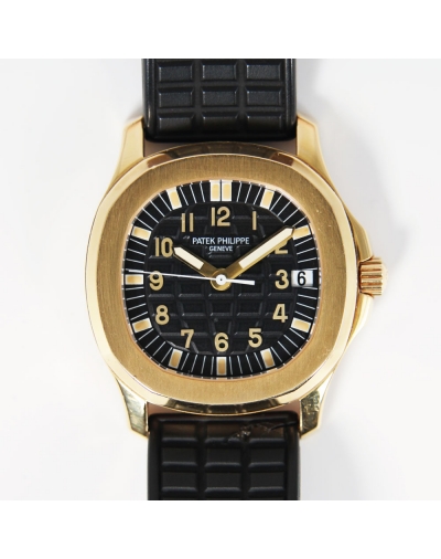 Montre Patek Philippe Aquanaut automatique or jaune cadran noir bracelet caoutchouc noir 40mm