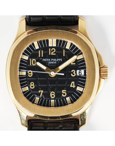 Montre Patek Philippe Aquanaut automatique or jaune cadran noir bracelet caoutchouc noir 40mm