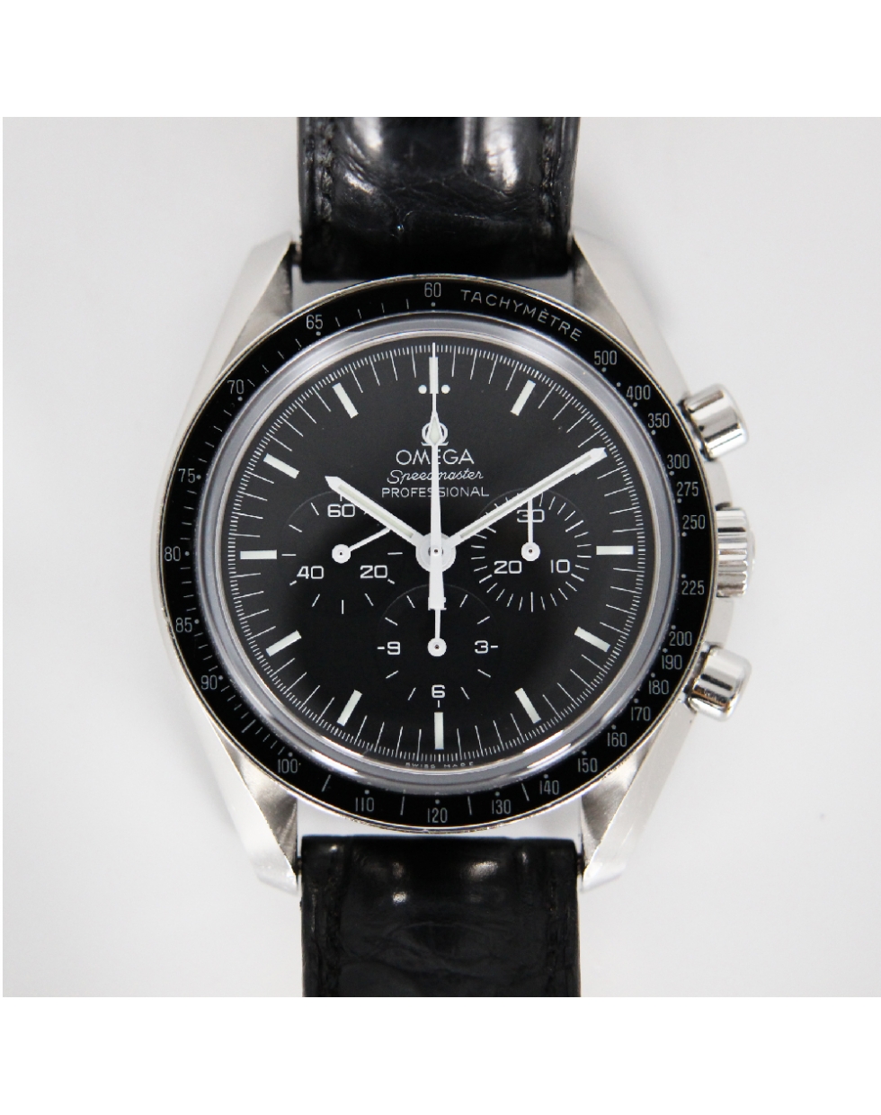 Montre Omega Speedmaster Moonwatch Chronograph manuel acier cadran noir bracelet cuir 42mm