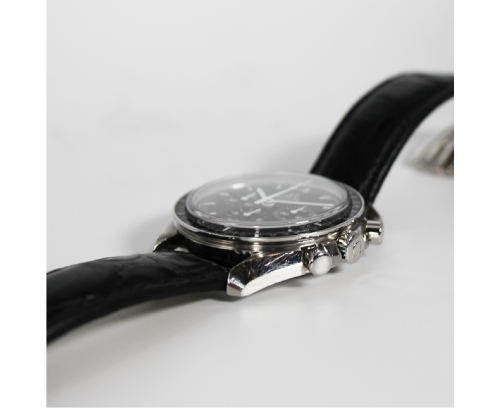Montre Omega Speedmaster Moonwatch Chronograph manuel acier cadran noir bracelet cuir 42mm