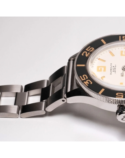 Montre Eska Amphibian 250 White Shark boîtier en acier, 40 mm, bracelet tropic de couleur sable